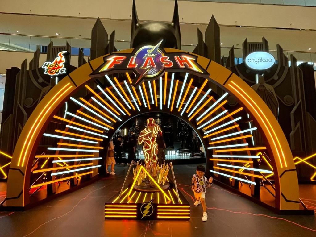 位於展覽區入口的閃電俠原大雕像，是主題展覽的重頭戲。